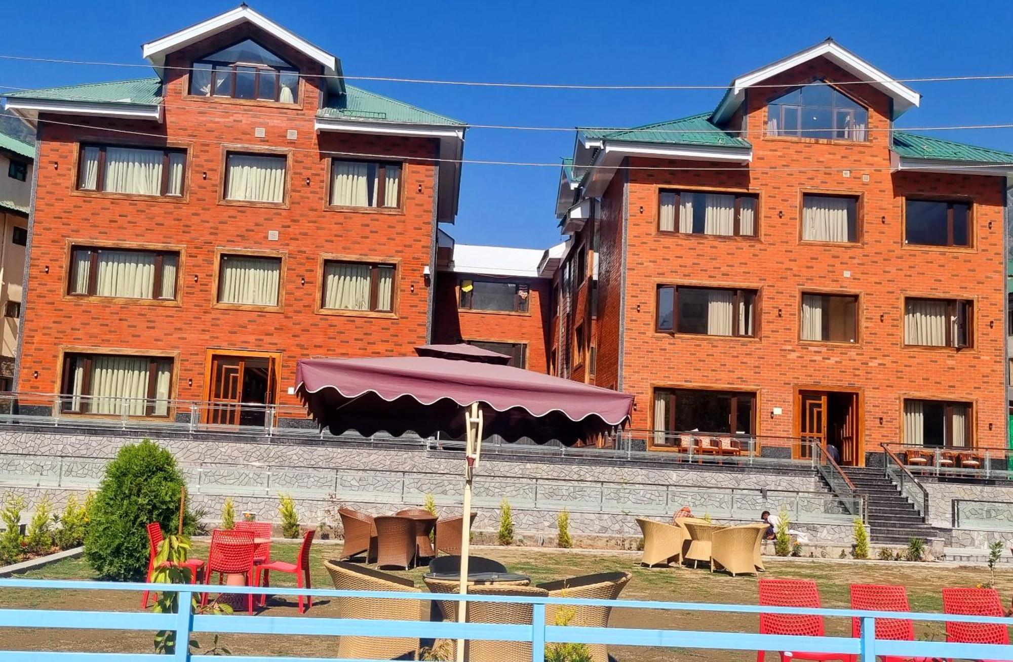 White Water Resorts Pahalgam Bagian luar foto